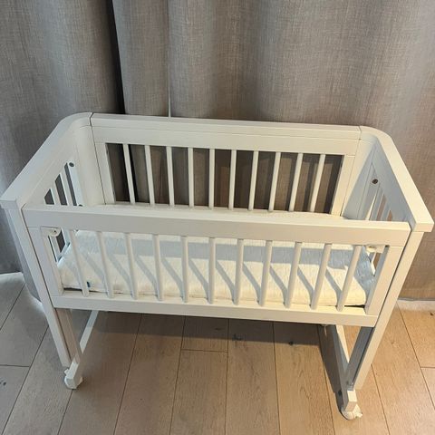 Bedside crib fra Troll