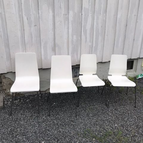 4 hvite stoler
