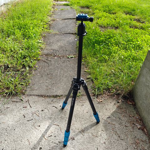 Benro TSL08CN00 Slim Carbon : Light and stable carbon tripod for smaller cameras