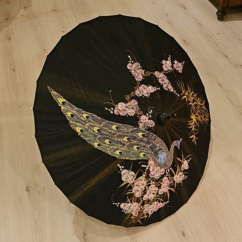 Fin parasoll med påmalt dekor