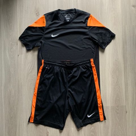 Nike treningssett; shorts og t-skjorte
