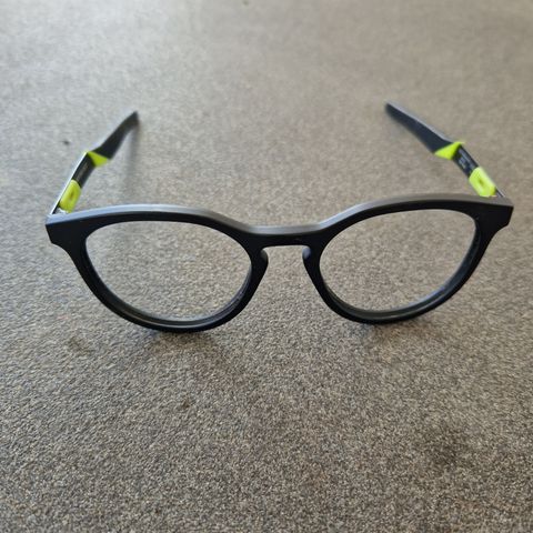 Oakley barnebriller