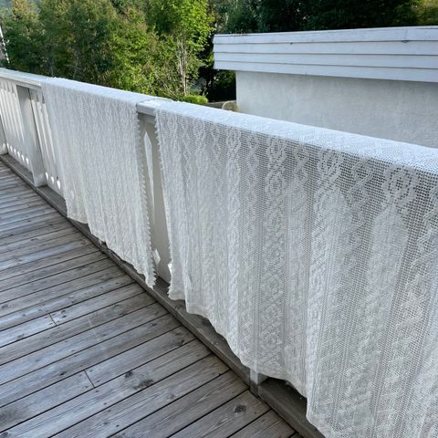 Hvite gardiner. 190 cm