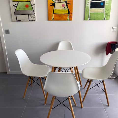 Spisebord og 4 stoler - står i leilighet i Spania nær Alicante og Valencia
