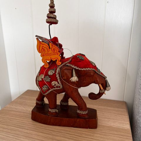 Utskjært vintage elefant figur i tre 29 cm