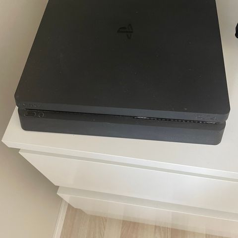 PlayStation 4 Slim 500GB med 2 kontrollere