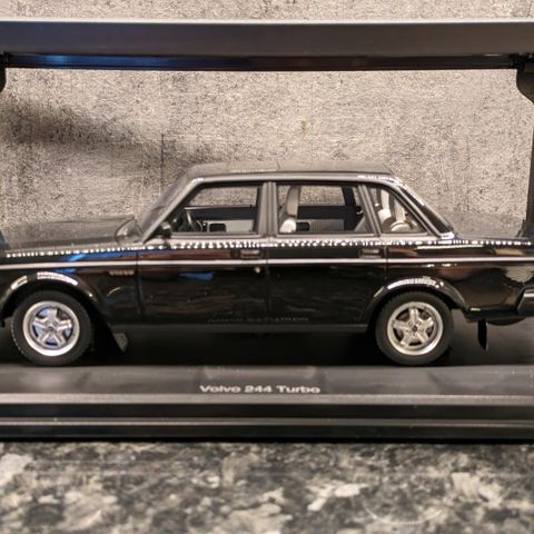 Volvo 244 Turbo - 1981 modell - Sort lakkert - DNA-Collectibles - Limited - 1:18