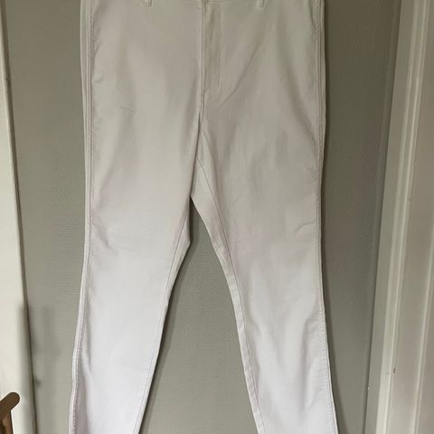 Fin hvit skinny jeans bukse