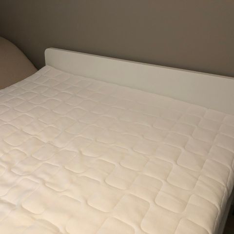 Fin hvit ikea seng med madrass. Kan leveres for student i Bergens område.