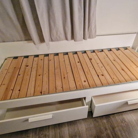 Brimnes seng med 2 skuffer, hvit, 80x200 uttrekkbar til 160x200