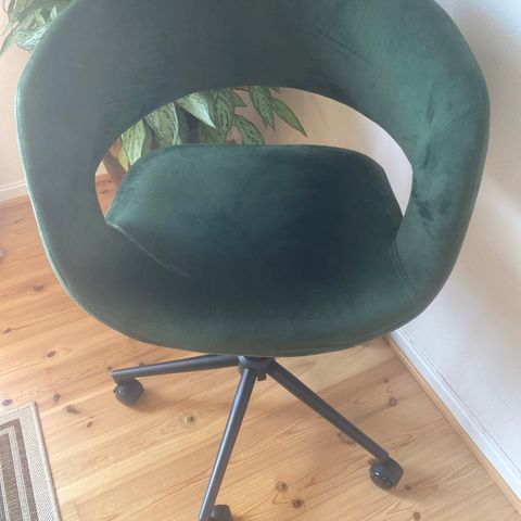 Lite brukt skrivebord stol i grønn velur