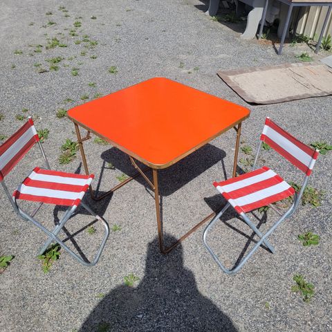 Retro camping bord med 2 stoler.
