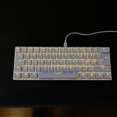 NOS C450 60% gaming tastatur hvit