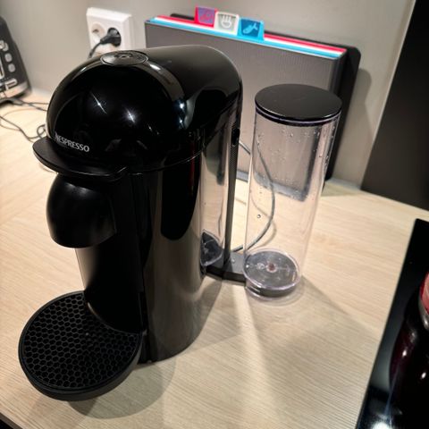 Svært lite brukt Vertuo Plus Kaffemaskin til salgs