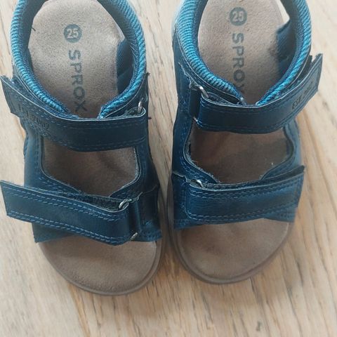 Lite brukte sandaler i str 25