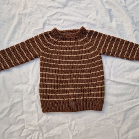 Hjemmestrikket genser. Friday sweater mini.