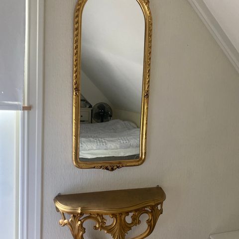 Antikk speil og skjenk