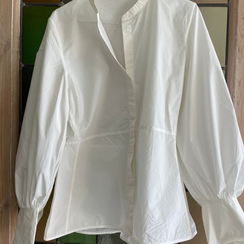 Hvit skjorte med pent snitt - COS