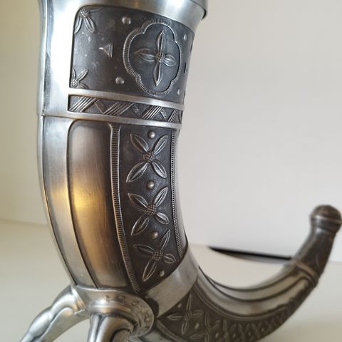 Viking horn i metall.  Veldig vakkert utførelse.  I meget god stand.