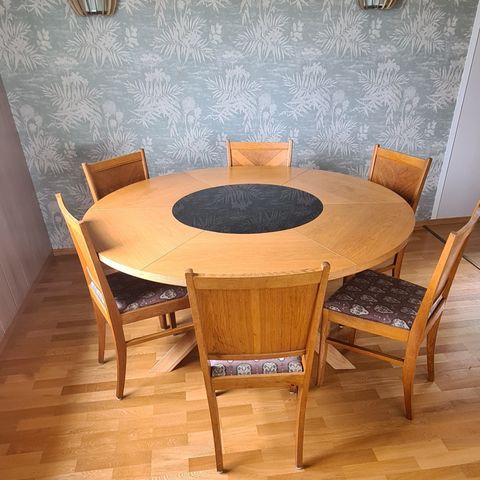 Bord med dreieplate + 6 stoler