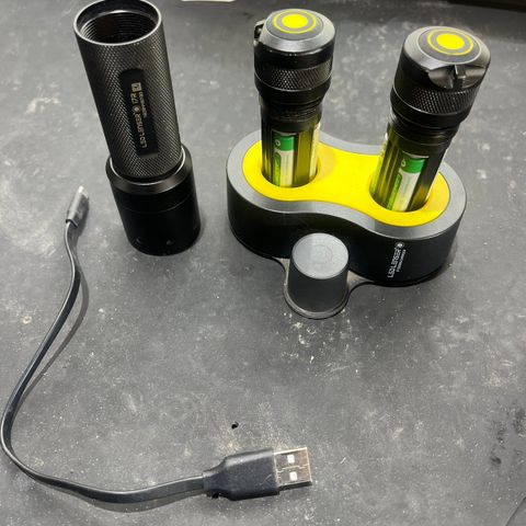 Ledlenser I7r med 2 batterier og ladestasjon