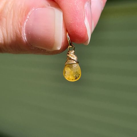 Håndlagd gold fill anhemg/charm med gul safir