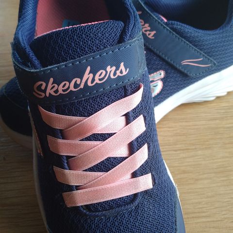 Skechers st 36 og 23cm står det i skoene.