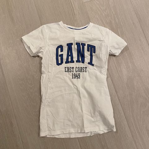 T-skjortekrage GANT i str. 7-8 år (122/128) selges