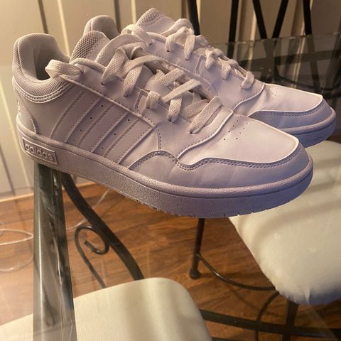 Hvite Adidas sneakers