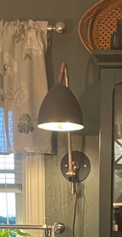 Flott vegglampe i messing til hytte eller hjem