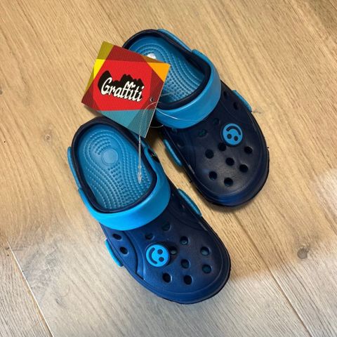 Ubrukte crocs-sandaler