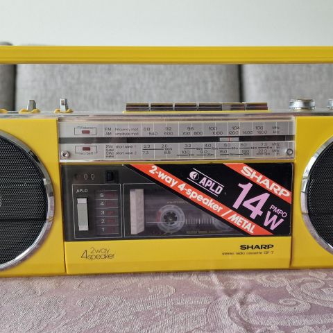 Sharp GF-7 kassettspiller og radio