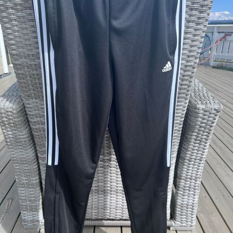 Adidas joggebukse str 13-14 år