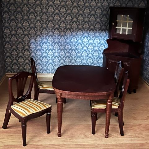 Spisebord med stoler og hjørneskap til dukkehus
