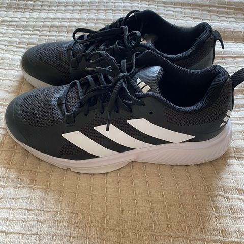 Adidas sko str 42. Court Team Bounce 2.0 M