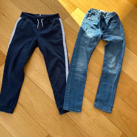 Ubetydelig brukt Tommy Hilfiger jobbebukse og Levis jeans Str 152, 12 år