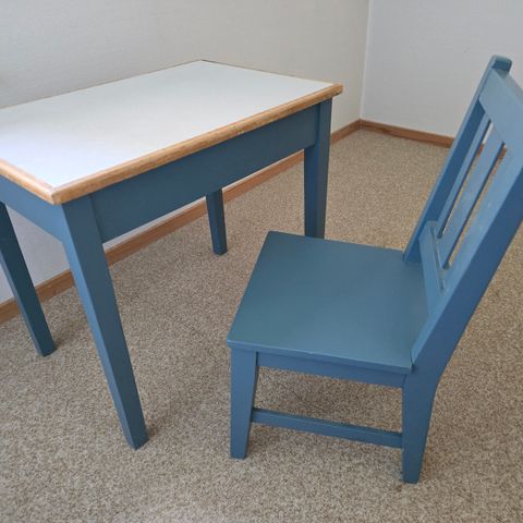 Skrivebord og stol for barn