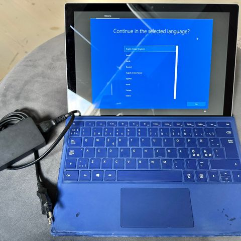 Microsoft Surface Pro 5 i5-7300u 128GB SSD 4GB RAM 4G LTE