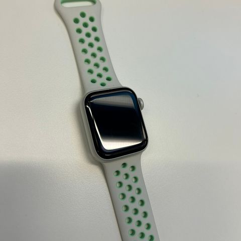 Apple Watch Series 4 Nike+ cellular 40 mm - som ny