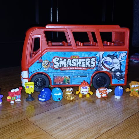 Smashers buss med figurer