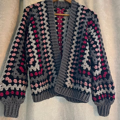 Cardigan heklet, ull