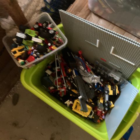 2 kasser full av Lego