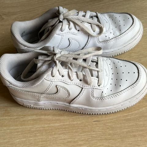 Pene Nike Air Force sko str 31.5 selges