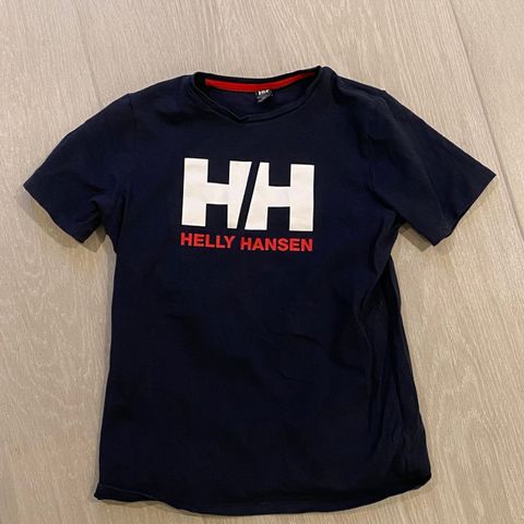 T-skjorte fra Helly Hansen i str. 152/12 selges