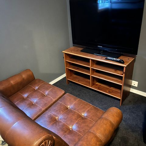 Sofa for barn/ Tv-benk/ Samsung TV selges samlet for 1000kr