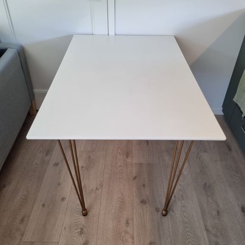 Lyst kjøkkenbord