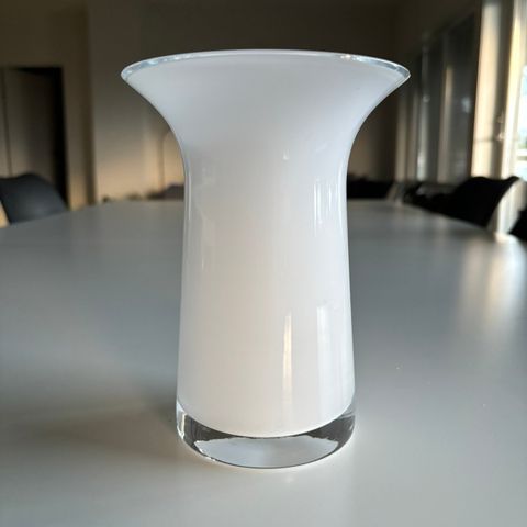 Hvit vase i glass