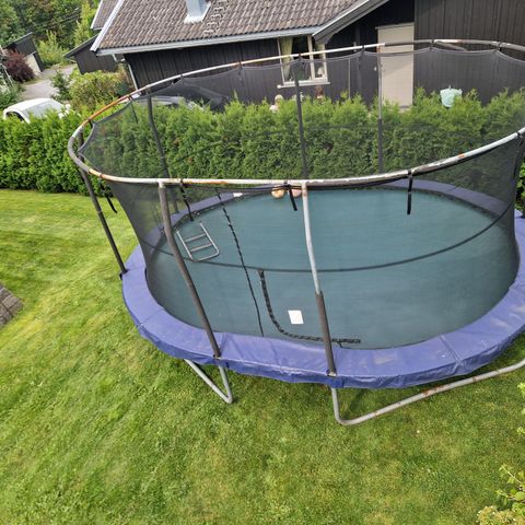 Jumpking trampoline med ny duk - kodtet 1800,-