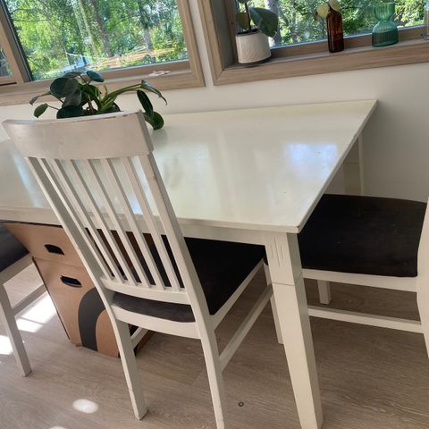 GIVE AWAY- Table and 4 chairs
