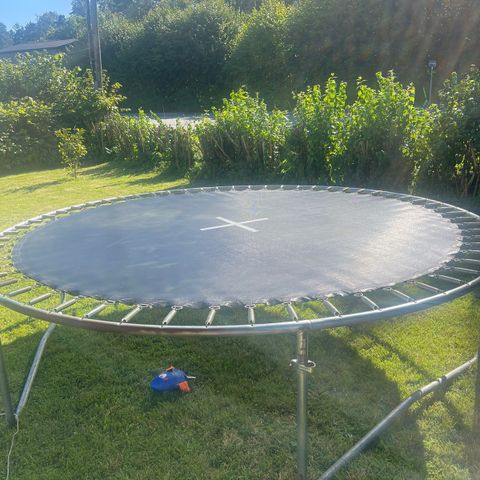 Trampoline gis bort